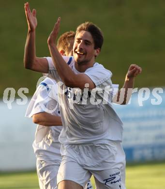 Fussball Regionalliga. FC St. Veit gegen FC Superfund Pasching. Torjubeöl Michael Novak (St. Veit). St. Veit, am 28.5.2010.
Foto: Kuess
---
pressefotos, pressefotografie, kuess, qs, qspictures, sport, bild, bilder, bilddatenbank