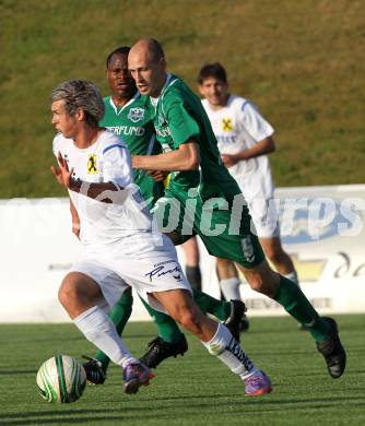 Fussball Regionalliga. FC St. Veit gegen FC Superfund Pasching. Hans Christian Rabl (St. Veit), Dennis Mimm (Pasching). St. Veit, am 28.5.2010.
Foto: Kuess
---
pressefotos, pressefotografie, kuess, qs, qspictures, sport, bild, bilder, bilddatenbank