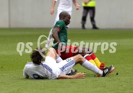 Fussball Laenderspiel. Testspiel Kamerun gegen Slowakei.  Achille Webo, (Kamerun), Jan Kozak (Slowakei). Klagenfurt, am 29.5.2010.
Foto: Kuess

---
pressefotos, pressefotografie, kuess, qs, qspictures, sport, bild, bilder, bilddatenbank