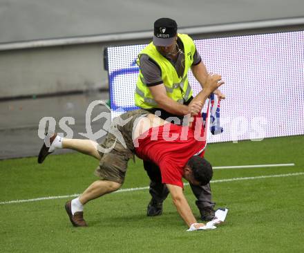 Fussball Laenderspiel. Testspiel Serbien gegen Neuseeland.   Serbischer Fan stuermt den Rasen. Klagenfurt, am 29.5.2010.
Foto: Kuess

---
pressefotos, pressefotografie, kuess, qs, qspictures, sport, bild, bilder, bilddatenbank