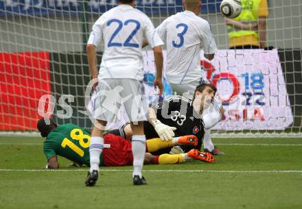 Fussball Laenderspiel. Testspiel Kamerun gegen Slowakei.  Enoh Eyong, (Kamerun),  Dusan Kuciak (Slowakei). Klagenfurt, am 29.5.2010.
Foto: Kuess

---
pressefotos, pressefotografie, kuess, qs, qspictures, sport, bild, bilder, bilddatenbank