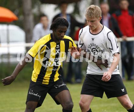 Fussball. Unterliga Ost. Eberndorfer AC gegen SV Raika GRIFFEN Rast. Podgornik Martin (Eberndorf), Mpaka Makanda (Griffen). Eberndorf, 29.5.2010.
Foto: Kuess
---
pressefotos, pressefotografie, kuess, qs, qspictures, sport, bild, bilder, bilddatenbank