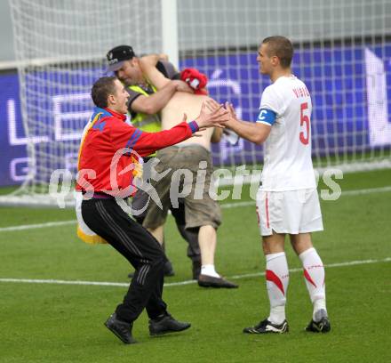 Fussball Laenderspiel. Testspiel Serbien gegen Neuseeland. Nemanja Vidic versucht die auf den Rasen stuermenden Fans zu beruhigen. Klagenfurt, am 29.5.2010.
Foto: Kuess

---
pressefotos, pressefotografie, kuess, qs, qspictures, sport, bild, bilder, bilddatenbank