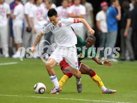 Fussball Laenderspiel. Testspiel Kamerun gegen Slowakei. Enoh Eyong,  (Kamerun), Marek Hamsik (Slowakei). Klagenfurt, am 29.5.2010.
Foto: Kuess

---
pressefotos, pressefotografie, kuess, qs, qspictures, sport, bild, bilder, bilddatenbank