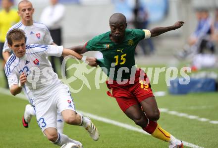 Fussball Laenderspiel. Testspiel Kamerun gegen Slowakei. Achille Webo, (Kamerun),  Peter Pekarik  (Slowakei). Klagenfurt, am 29.5.2010.
Foto: Kuess

---
pressefotos, pressefotografie, kuess, qs, qspictures, sport, bild, bilder, bilddatenbank