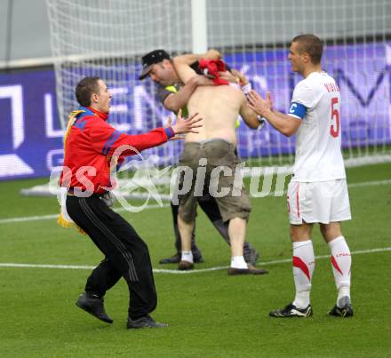 Fussball Laenderspiel. Testspiel Serbien gegen Neuseeland.  Nemanja Vidic versucht die auf den Rasen stuermenden serbischen Fans zu beruhigen. Klagenfurt, am 29.5.2010.
Foto: Kuess

---
pressefotos, pressefotografie, kuess, qs, qspictures, sport, bild, bilder, bilddatenbank