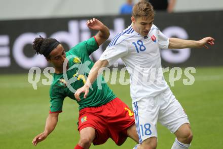 Fussball Laenderspiel. Testspiel Kamerun gegen Slowakei. Benoit Assou Ekotto,  (Kamerun), Erik Jendrisek (Slowakei). Klagenfurt, am 29.5.2010.
Foto: Kuess


---
pressefotos, pressefotografie, kuess, qs, qspictures, sport, bild, bilder, bilddatenbank