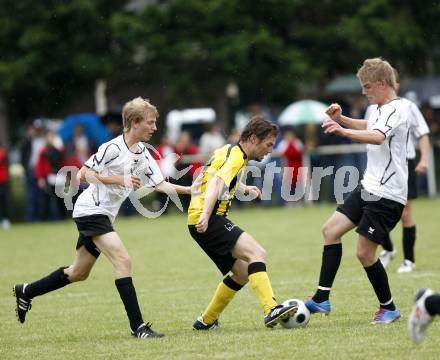 Fussball. Unterliga Ost. Eberndorfer AC gegen SV Raika GRIFFEN Rast. Verdel Dejan, Podgornik Martin (Eberndorf), Pruntsch Franz (Griffen). Eberndorf, 29.5.2010.
Foto: Kuess
---
pressefotos, pressefotografie, kuess, qs, qspictures, sport, bild, bilder, bilddatenbank