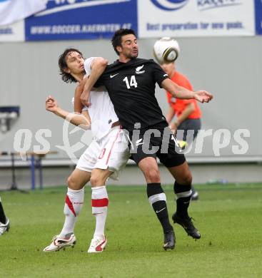 Fussball Laenderspiel. Testspiel Serbien gegen Neuseeland. Neven Subotic,  (Serbien),  Rory Fallon (Neuseeland). Klagenfurt, am 29.5.2010.
Foto: Kuess

---
pressefotos, pressefotografie, kuess, qs, qspictures, sport, bild, bilder, bilddatenbank