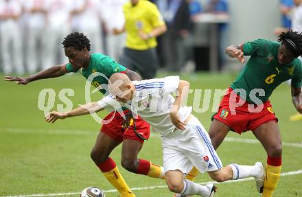 Fussball Laenderspiel. Testspiel Kamerun gegen Slowakei.  Georges Mandjeck, Alexandre Song, (Kamerun), Vladimir Weiss (Slowakei). Klagenfurt, am 29.5.2010.
Foto: Kuess

---
pressefotos, pressefotografie, kuess, qs, qspictures, sport, bild, bilder, bilddatenbank