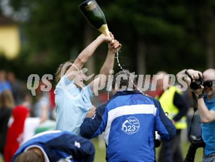 Fussball. Unterliga Ost. Eberndorfer AC gegen SV Raika GRIFFEN Rast. Jubel Eberndorf. Eberndorf, 29.5.2010.
Foto: Kuess
---
pressefotos, pressefotografie, kuess, qs, qspictures, sport, bild, bilder, bilddatenbank