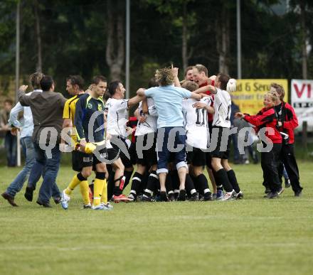 Fussball. Unterliga Ost. Eberndorfer AC gegen SV Raika GRIFFEN Rast. Jubel Eberndorf. Eberndorf, 29.5.2010.
Foto: Kuess
---
pressefotos, pressefotografie, kuess, qs, qspictures, sport, bild, bilder, bilddatenbank