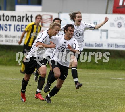 Fussball. Unterliga Ost. Eberndorfer AC gegen SV Raika GRIFFEN Rast. Jubel Eberndorf. Eberndorf, 29.5.2010.
Foto: Kuess
---
pressefotos, pressefotografie, kuess, qs, qspictures, sport, bild, bilder, bilddatenbank