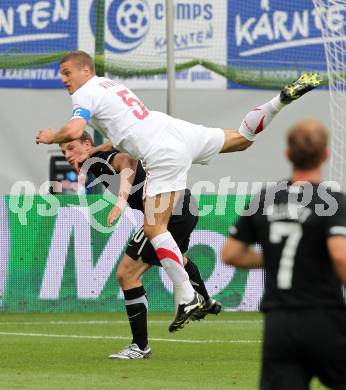 Fussball Laenderspiel. Testspiel Serbien gegen Neuseeland. Nemanja Vidic, (Serbien),  Chris Wood  (Neuseeland). Klagenfurt, am 29.5.2010.
Foto: Kuess

---
pressefotos, pressefotografie, kuess, qs, qspictures, sport, bild, bilder, bilddatenbank