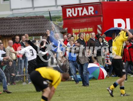 Fussball. Unterliga Ost. Eberndorfer AC gegen SV Raika GRIFFEN Rast. Jubel Eberndorf. Eberndorf, 29.5.2010.
Foto: Kuess
---
pressefotos, pressefotografie, kuess, qs, qspictures, sport, bild, bilder, bilddatenbank