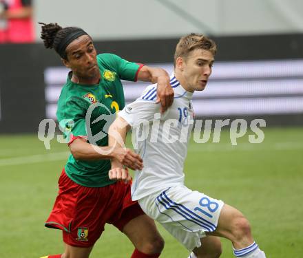 Fussball Laenderspiel. Testspiel Kamerun gegen Slowakei. Benoit Assou Ekotto,  (Kamerun), Erik Jendrisek (Slowakei). Klagenfurt, am 29.5.2010.
Foto: Kuess

---
pressefotos, pressefotografie, kuess, qs, qspictures, sport, bild, bilder, bilddatenbank