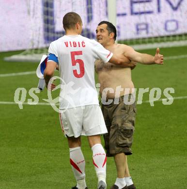 Fussball Laenderspiel. Testspiel Serbien gegen Neuseeland.  Nemanja Vidic beruhigt den serbischen Fan. Klagenfurt, am 29.5.2010.
Foto: Kuess

---
pressefotos, pressefotografie, kuess, qs, qspictures, sport, bild, bilder, bilddatenbank