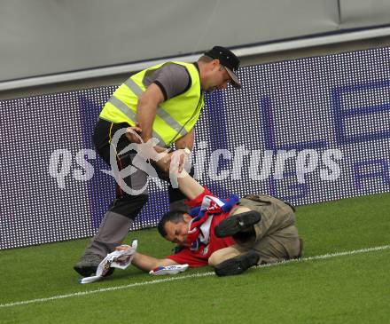 Fussball Laenderspiel. Testspiel Serbien gegen Neuseeland.   Serbischer Fan stuermt den Rasen. Klagenfurt, am 29.5.2010.
Foto: Kuess

---
pressefotos, pressefotografie, kuess, qs, qspictures, sport, bild, bilder, bilddatenbank