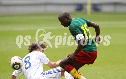 Fussball Laenderspiel. Testspiel Kamerun gegen Slowakei. Achille Webo,  (Kamerun), Jan  Kozak (Slowakei). Klagenfurt, am 29.5.2010.
Foto: Kuess

---
pressefotos, pressefotografie, kuess, qs, qspictures, sport, bild, bilder, bilddatenbank