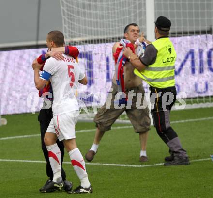 Fussball Laenderspiel. Testspiel Serbien gegen Neuseeland.  Nemanja Vidic versucht die auf den Rasen stuermenden serbischen Fans zu beruhigen. Klagenfurt, am 29.5.2010.
Foto: Kuess

---
pressefotos, pressefotografie, kuess, qs, qspictures, sport, bild, bilder, bilddatenbank