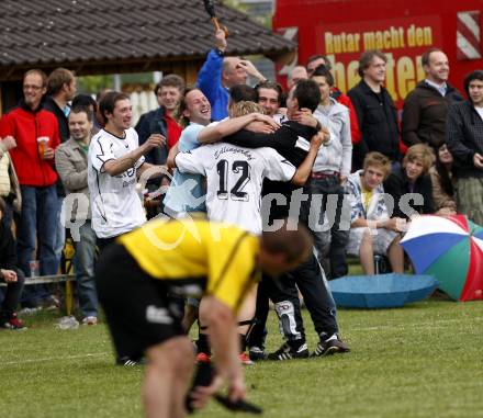 Fussball. Unterliga Ost. Eberndorfer AC gegen SV Raika GRIFFEN Rast. Jubel Eberndorf. Eberndorf, 29.5.2010.
Foto: Kuess
---
pressefotos, pressefotografie, kuess, qs, qspictures, sport, bild, bilder, bilddatenbank