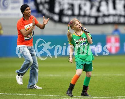 Fussball Laenderspiel. Testspiel Serbien gegen Neuseeland.  Showeinlage in der Pause. Klagenfurt, am 29.5.2010.
Foto: Kuess

---
pressefotos, pressefotografie, kuess, qs, qspictures, sport, bild, bilder, bilddatenbank