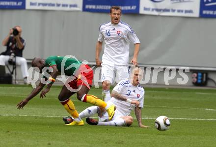 Fussball Laenderspiel. Testspiel Kamerun gegen Slowakei. Achille Emana,  (Kamerun),  Martin Skrtel, Jan Durica (Slowakei). Klagenfurt, am 29.5.2010.
Foto: Kuess


---
pressefotos, pressefotografie, kuess, qs, qspictures, sport, bild, bilder, bilddatenbank