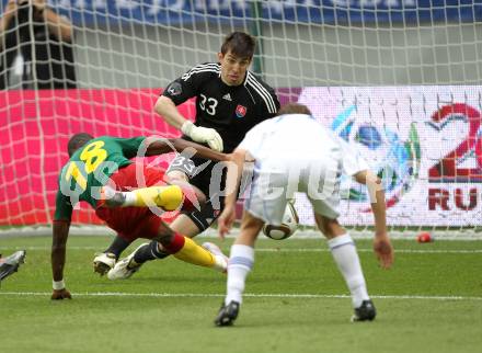 Fussball Laenderspiel. Testspiel Kamerun gegen Slowakei. Enoh Eyong,  (Kamerun),  Dusan Kuciak (Slowakei). Klagenfurt, am 29.5.2010.
Foto: Kuess

---
pressefotos, pressefotografie, kuess, qs, qspictures, sport, bild, bilder, bilddatenbank