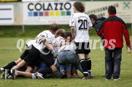 Fussball. Unterliga Ost. Eberndorfer AC gegen SV Raika GRIFFEN Rast. Jubel Eberndorf. Eberndorf, 29.5.2010.
Foto: Kuess
---
pressefotos, pressefotografie, kuess, qs, qspictures, sport, bild, bilder, bilddatenbank