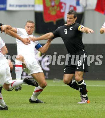 Fussball Laenderspiel. Testspiel Serbien gegen Neuseeland. Nemanja Vidic,  (Serbien),  Ryan Nelson (Neuseeland). Klagenfurt, am 29.5.2010.
Foto: Kuess

---
pressefotos, pressefotografie, kuess, qs, qspictures, sport, bild, bilder, bilddatenbank