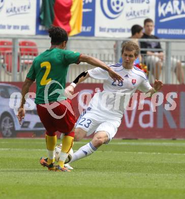 Fussball Laenderspiel. Testspiel Kamerun gegen Slowakei.  Benoit Assou Ekotto, (Kamerun), Peter Pekarik (Slowakei). Klagenfurt, am 29.5.2010.
Foto: Kuess


---
pressefotos, pressefotografie, kuess, qs, qspictures, sport, bild, bilder, bilddatenbank