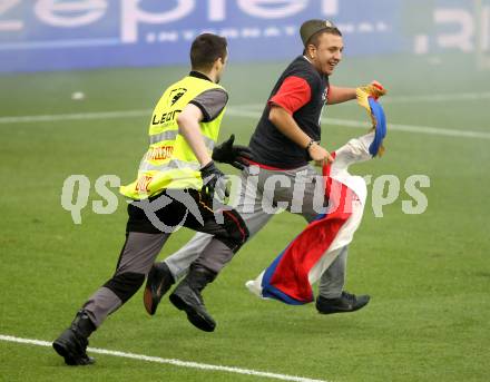 Fussball Laenderspiel. Testspiel Serbien gegen Neuseeland.  Serbischer Fan stuermt den Rasen. Klagenfurt, am 29.5.2010.
Foto: Kuess

---
pressefotos, pressefotografie, kuess, qs, qspictures, sport, bild, bilder, bilddatenbank