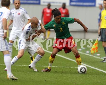 Fussball Laenderspiel. Testspiel Kamerun gegen Slowakei.  Beboit Assou Ekotto,  (Kamerun), Vladimir Weiss (Slowakei). Klagenfurt, am 29.5.2010.
Foto: Kuess

---
pressefotos, pressefotografie, kuess, qs, qspictures, sport, bild, bilder, bilddatenbank