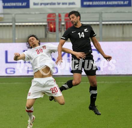 Fussball Laenderspiel. Testspiel Serbien gegen Neuseeland.  Neven Subotic, (Serbien),  Rory Fallon (Neuseeland). Klagenfurt, am 29.5.2010.
Foto: Kuess

---
pressefotos, pressefotografie, kuess, qs, qspictures, sport, bild, bilder, bilddatenbank