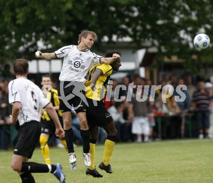 Fussball. Unterliga Ost. Eberndorfer AC gegen SV Raika GRIFFEN Rast. Petek Marijan (Eberndorf), Mpaka Makanda (Griffen). Eberndorf, 29.5.2010.
Foto: Kuess
---
pressefotos, pressefotografie, kuess, qs, qspictures, sport, bild, bilder, bilddatenbank