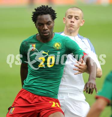 Fussball Laenderspiel. Testspiel Kamerun gegen Slowakei.  Georges Mandjeck, (Kamerun),  Vladimir Weiss (Slowakei). Klagenfurt, am 29.5.2010.
Foto: Kuess

---
pressefotos, pressefotografie, kuess, qs, qspictures, sport, bild, bilder, bilddatenbank