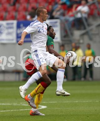 Fussball Laenderspiel. Testspiel Kamerun gegen Slowakei.  Alexandre Song, (Kamerun), Mamil Kopunek (Slowakei). Klagenfurt, am 29.5.2010.
Foto: Kuess


---
pressefotos, pressefotografie, kuess, qs, qspictures, sport, bild, bilder, bilddatenbank