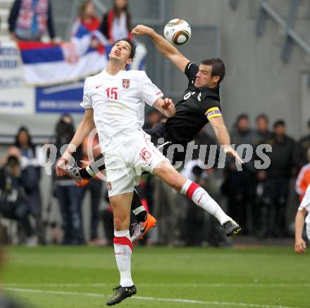 Fussball Laenderspiel. Testspiel Serbien gegen Neuseeland. Nikola Zigic,  (Serbien),  Ryan Nelson (Neuseeland). Klagenfurt, am 29.5.2010.
Foto: Kuess

---
pressefotos, pressefotografie, kuess, qs, qspictures, sport, bild, bilder, bilddatenbank