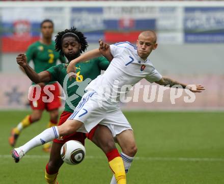 Fussball Laenderspiel. Testspiel Kamerun gegen Slowakei.  Alexandre Song, (Kamerun), Vladimir Weiss  (Slowakei). Klagenfurt, am 29.5.2010.
Foto: Kuess

---
pressefotos, pressefotografie, kuess, qs, qspictures, sport, bild, bilder, bilddatenbank