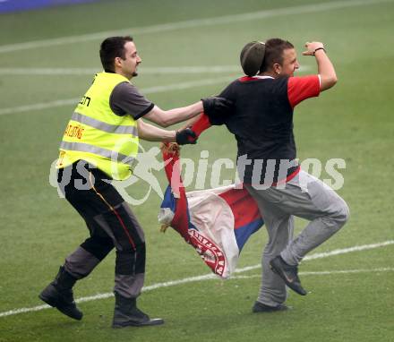 Fussball Laenderspiel. Testspiel Serbien gegen Neuseeland. Serbischer Fan stuermt den Rasen. Klagenfurt, am 29.5.2010.
Foto: Kuess

---
pressefotos, pressefotografie, kuess, qs, qspictures, sport, bild, bilder, bilddatenbank