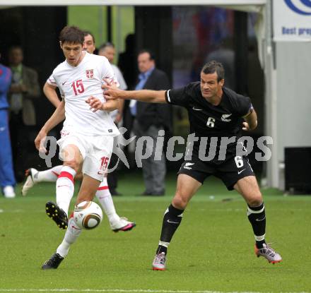 Fussball Laenderspiel. Testspiel Serbien gegen Neuseeland. Nikola Zigic,  (Serbien),  Ryan Nelson (Neuseeland). Klagenfurt, am 29.5.2010.
Foto: Kuess

---
pressefotos, pressefotografie, kuess, qs, qspictures, sport, bild, bilder, bilddatenbank