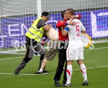 Fussball Laenderspiel. Testspiel Serbien gegen Neuseeland. Nemanja Vidic versucht die auf den Rasen stuermenden Fans zu beruhigen. Klagenfurt, am 29.5.2010.
Foto: Kuess

---
pressefotos, pressefotografie, kuess, qs, qspictures, sport, bild, bilder, bilddatenbank