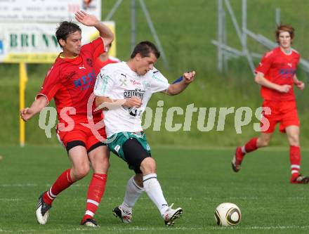 Fussball. Kaerntner Liga. FC Oberwinkler Lendorf gegen SV Spittal/Drau. Huber Christian (Lendorf), Simic Zeljko (Spittal). Lendorf, 30.5.2010.
Foto: Kuess
---
pressefotos, pressefotografie, kuess, qs, qspictures, sport, bild, bilder, bilddatenbank