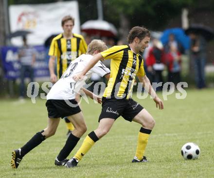 Fussball. Unterliga Ost. Eberndorfer AC gegen SV Raika GRIFFEN Rast. Verdel Dejan (Eberndorf), Pruntsch Franz (Griffen). Eberndorf, 29.5.2010.
Foto: Kuess
---
pressefotos, pressefotografie, kuess, qs, qspictures, sport, bild, bilder, bilddatenbank