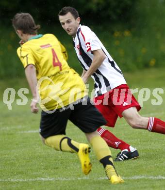 Fussball. Unterliga West. Magdalener SC gegen ESV Admira Villach.  Brandstaetter Mario  (Magdalen), Keric Jasmin (Admira). Villach, 13.5.2010.
Foto: Kuess
---
pressefotos, pressefotografie, kuess, qs, qspictures, sport, bild, bilder, bilddatenbank