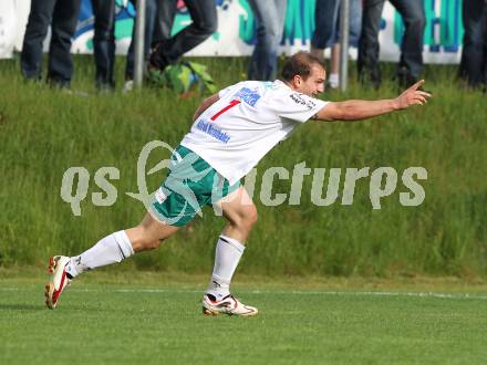 Fussball. Kaerntner Liga. FC Oberwinkler Lendorf gegen SV Spittal/Drau. Torjubel Martin Morgenstern (Lendorf). Lendorf, 30.5.2010.
Foto: Kuess
---
pressefotos, pressefotografie, kuess, qs, qspictures, sport, bild, bilder, bilddatenbank