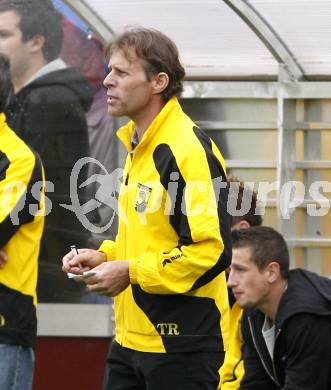 Fussball. Unterliga Ost. Eberndorfer AC gegen SV Raika GRIFFEN Rast. Trainer Franz POLANZ (Griffen). Eberndorf, 29.5.2010.
Foto: Kuess
---
pressefotos, pressefotografie, kuess, qs, qspictures, sport, bild, bilder, bilddatenbank