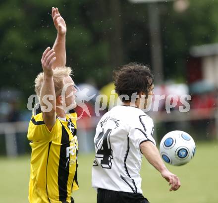 Fussball. Unterliga Ost. Eberndorfer AC gegen SV Raika GRIFFEN Rast. Golautschnig Ernst (Eberndorf), Brunner Michael (Griffen). Eberndorf, 29.5.2010.
Foto: Kuess
---
pressefotos, pressefotografie, kuess, qs, qspictures, sport, bild, bilder, bilddatenbank