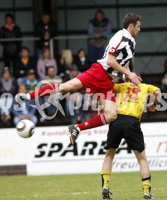 Fussball. Unterliga West. Magdalener SC gegen ESV Admira Villach.  Bluem Manuel  (Magdalen), Stattmann Christoph (Admira). Villach, 13.5.2010.
Foto: Kuess
---
pressefotos, pressefotografie, kuess, qs, qspictures, sport, bild, bilder, bilddatenbank