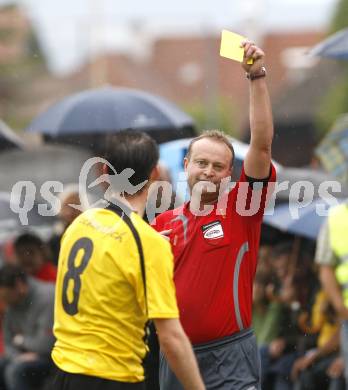 Fussball. Unterliga Ost. Eberndorfer AC gegen SV Raika GRIFFEN Rast. Schiedsrichter Stossier Alexander, gelbe Karte fuer Eberhardt Gerald (Griffen). Eberndorf, 29.5.2010.
Foto: Kuess
---
pressefotos, pressefotografie, kuess, qs, qspictures, sport, bild, bilder, bilddatenbank